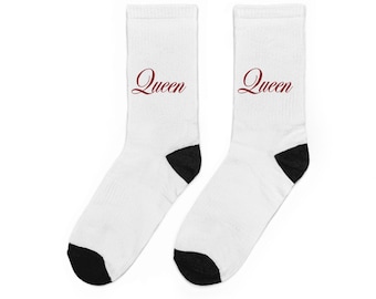 Calcetines rosas con la inscripción "Queen" y detalle de calavera.