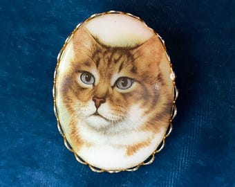 Vintage Tabby Cat Brooch Porcelain Oval Portrait Pin Set In A Gold-Tone Filigree Frame