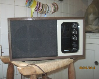 Lafayette tabletop radio