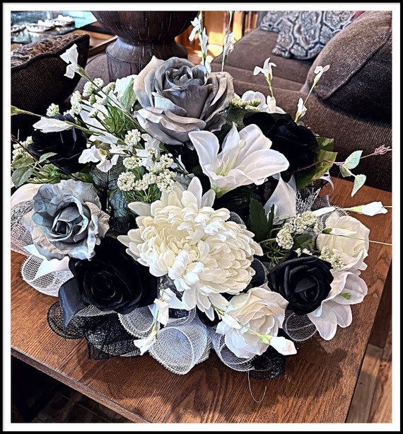 Centro de mesa con rosas plateadas, negras y blancas de 20 pulgadas