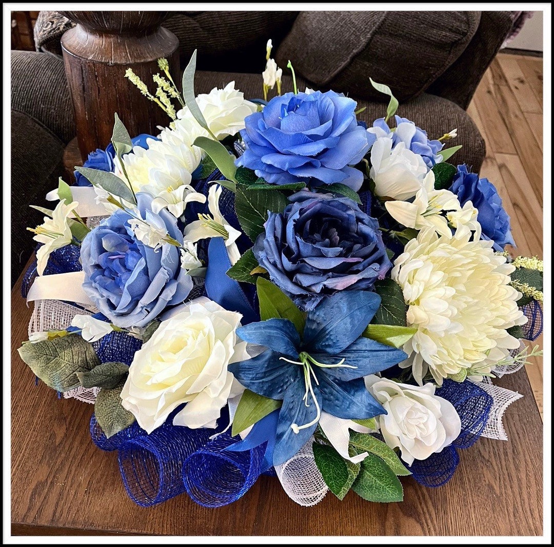 20” Elegant Blue and White Deco Mesh Floral Arrangement/blue