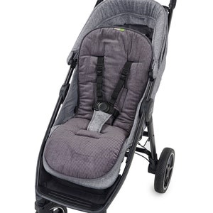 Könnte beinhalten: Ein grauer Kinderwagen mit schwarzem Gestell und Rädern. Der Kinderwagen hat einen gepolsterten Sitz mit einem Fünf-Punkt-Gurt.