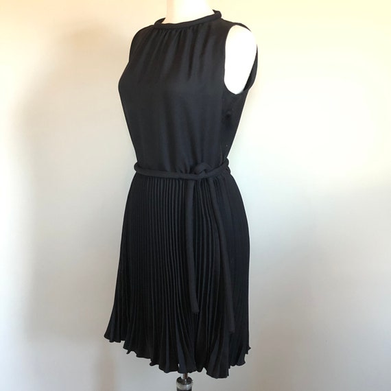 Fun and Flirty Vintage 60’s Little Black Dress Sz… - image 3