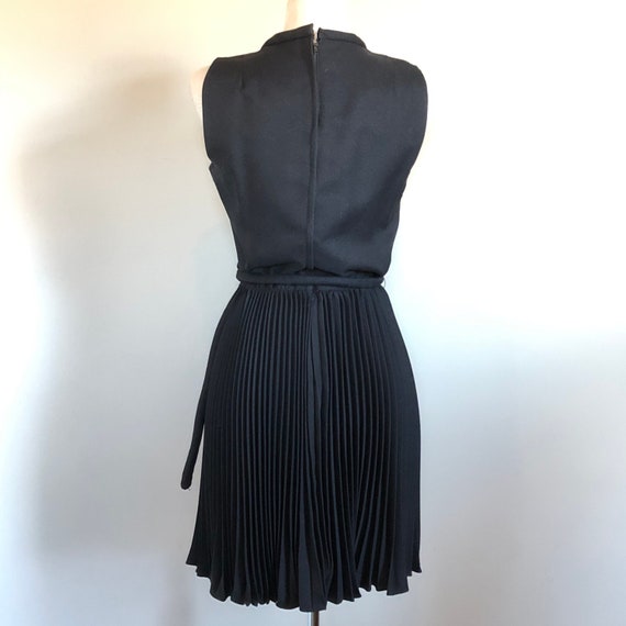 Fun and Flirty Vintage 60’s Little Black Dress Sz… - image 5