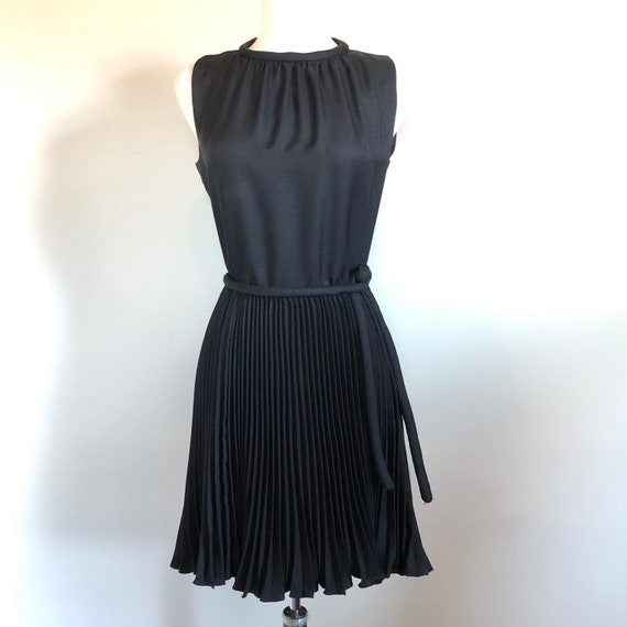 Fun and Flirty Vintage 60’s Little Black Dress Sz… - image 2