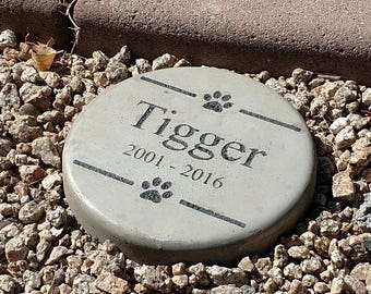 Custom Engraved Pet Memorial Stone 7.5" Diameter Color: Beach Sand Image Paws