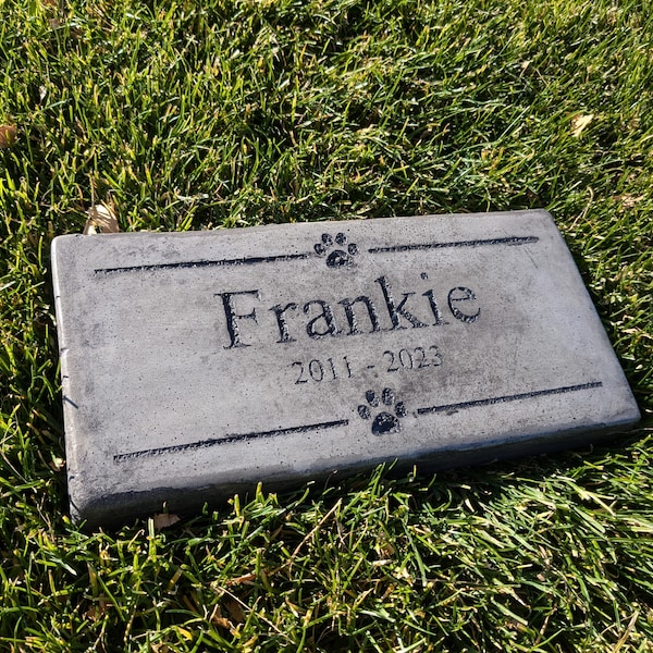 Lápida conmemorativa personalizada para mascotas grabada con imágenes de huellas de pata (11,5" x 5,5")