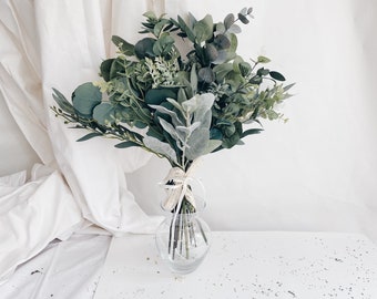 green bridesmaid bouquets