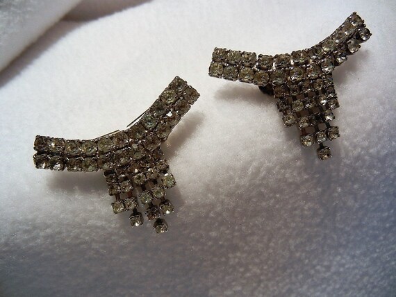 Art Deco White Metal & Rhinestone Dangle Shoe Cli… - image 3