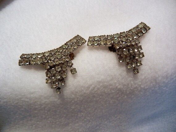 Art Deco White Metal & Rhinestone Dangle Shoe Cli… - image 1