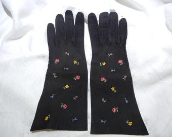 Vintage French Kidskin Suede Gloves: Point de Beauvais Embroidery, Size 7.5, Crocking