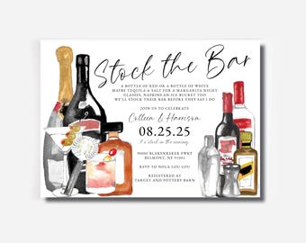 Può includere: Un invito di nozze con un'illustrazione ad acquerello di varie bevande alcoliche, tra cui champagne, vino e cocktail. Il testo dell'invito recita "Stock the Bar" e include i dettagli dell'evento come data, ora e luogo.