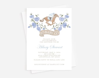 Może przedstawiać: Zaproszenie na baby shower z akwarelową ilustracją konia i dżokeja, otoczoną niebieskimi kwiatowymi akcentami. Tekst "GO BABY GO" jest wyświetlany na banerze, wraz ze szczegółami wydarzenia i imieniem przyszłej mamy.