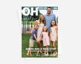 Könnte beinhalten: Familienporträt auf einer weißen Karte mit dem Text "OH what fun!" oben. Die Familie steht auf grünem Gras. Der Text "SANTA HAS A NEW STOP" und eine Adresse stehen unten, darunter der Familienname.