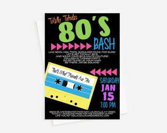 Peut inclure: Une invitation en noir et blanc pour une fête sur le thème des années 80. L'invitation présente une cassette avec le texte "That's What Friends Are For" et le texte "Samedi 15 janv. 19h00".
