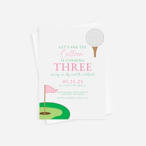 Puede incluir: Una invitación de cumpleaños con temática de golf para una niña que cumple tres años. La invitación presenta un campo de golf verde con una bandera a cuadros rosa y blanca, una pelota de golf en un tee y el texto "Let's Par-Tee Colleen is turning Three swing on by and to celebrate 05.25.25 one o'clock in the afternoon 8000 Rocky Spot Drive Austin, TX 80011 RSVP to Nola Lou Lou".