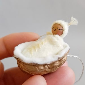 Winzige Babypuppe und Walnuss Hängeornament - Pastellgelb und Gold bestickte Baby Wiege für Advent / Babys erstes Weihnachten / neue Eltern