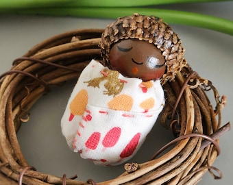 Petite poupée gland emmaillotée dans une couverture à imprimé champignons - Mini bébé de 5 cm avec peau marron foncé, cadeau pour la fête des mamans ou un anniversaire