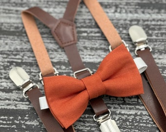 Papillon Paprika Sienna e bretelle skinny in pelle marrone scuro, regalo per ragazzo portatore dell'anello, abito da sposa Groomsmen, fazzoletto da taschino da uomo