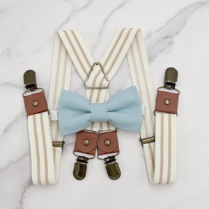 Papillon blu polvere e bretelle a righe - Tutte le taglie da bambino ad adulto, completo blu nebbia, completo per paggetto, regalo per sposo, matrimonio rustico