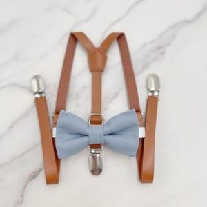 Staubige blaue Fliege & Hosenträger, Trauzeuge Geschenk, dünne Hosenträger, Vegan Leder, Ringträger Outfit, rustikale Hochzeit