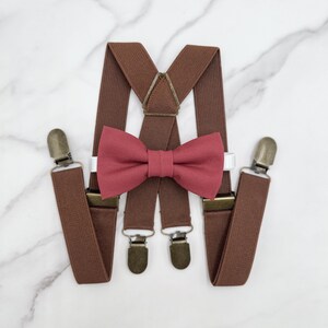 Nœud papillon et bretelles en palissandre, bretelles marron dans le dos, pochette de costume, tenue pour porte-alliances, mariage bohème, tenue de mariage rustique
