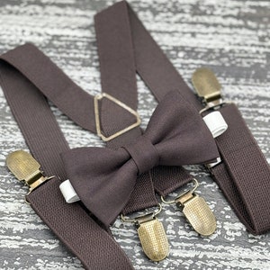 Pajarita y tirantes color café, Traje para portador de anillos, Boda bohemia, Tirantes en X, Regalo para padrino, Fiesta de boda formal