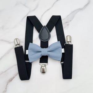 Papillon blu polvere e bretelle nere / Fazzoletto da taschino / Abito da portatore dell&#39;anello / Matrimonio boho / Abito da matrimonio rustico