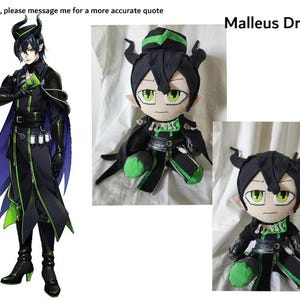 Può includere: Un'illustrazione e due bambole di peluche di Malleus Draconia. L'illustrazione raffigura un personaggio in un completo nero e verde con un mantello viola. Le bambole di peluche hanno capelli neri, occhi verdi e indossano abiti simili.