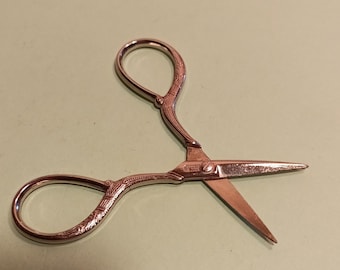 Tijeras pequeñas de bordar vintage con mangos de diseño intrincado y acabado impecable.