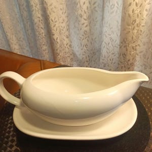 SIGNATURE - Made in JAPAN White Gravy Boat/Saucer