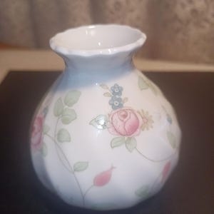 Vintage 1991 WEDGWOOD Bone China Mini &quot;ROSEHIP&quot; Bud VASE | Made in England