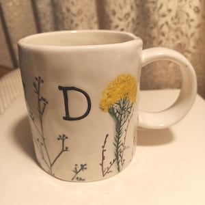 Taza de café botánica con monograma "D" de ANTHROPOLOGIE / 355 ml imagen 1