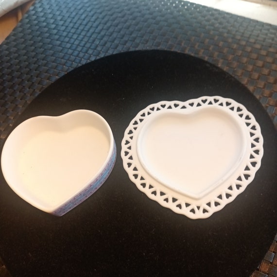 Vintage 1992 PRECIOUS MOMENTS "Purr-Fect Friends are From the Heart" - Heart Shape Porcelain Trinket Box View 4