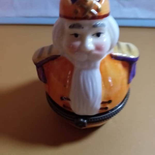 Collectible (VILLEROY & BOCH) "KING Figurine" Ceramic Hinged Trinket Box (New in Box)