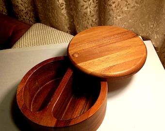 PAULA DEEN Large Round Wood/2 compartment Swivel Lid for Salt/ Pepper Storage