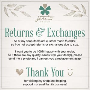 Op de afbeelding: Tekstafbeelding met de woorden "Retourneren & Ruilen" in een decoratief lettertype. De tekst legt uit dat alle artikelen in de winkel op bestelling worden gemaakt en dat retourzendingen of ruilingen vanwege de maat niet worden geaccepteerd. De tekst vermeldt ook dat de winkeleigenaar wil dat klanten 100% tevreden zijn met hun bestelling en artikelen met kwaliteitsproblemen zal vervangen. De tekst eindigt met "Bedankt" en een uitnodiging om de winkel te bezoeken en het kleine familiebedrijf te steunen.