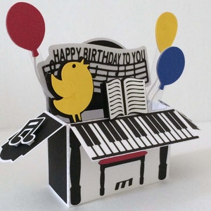 Gelukkige verjaardag pianokaart in een doos 3D SVG