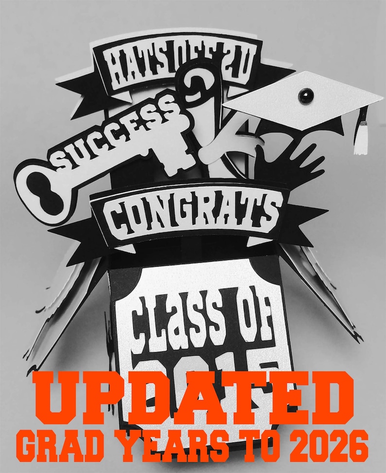 Op de afbeelding: Zwart-witte afstudeerdecoraties met de tekst "Hats Off 20", "Success", "Congrats" en "Class of 2026". De decoraties zijn gemaakt van papier en hebben een 3D-effect. De tekst "UPDATED GRAD YEARS TO 2026" is oranje.
