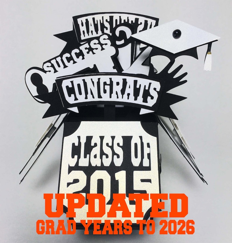 Op de afbeelding: Zwarte en witte pop-up kaart voor afstuderen met de tekst "Class of 2015" en "Congrats". De kaart is bijgewerkt en bevat nu de tekst "Grad Years to 2026".