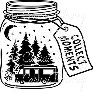 Può includere: Illustrazione in bianco e nero di un barattolo di vetro con un'etichetta che dice "Collect Moments". All'interno del barattolo ci sono alberi, un falò e un camper. Il barattolo è decorato con stelle e una luna crescente.