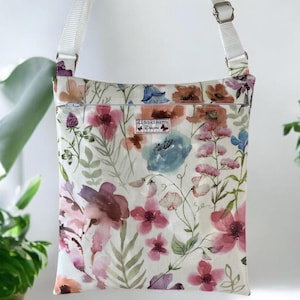 Klammerbeutel - Bauerngartenblumen. Cross-Body-Style aus hochwertigem PVC-Wachstuch. Abwischbar. Botanisches Aquarell inspirierter Druck.
