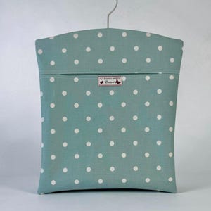 Peg Bag - Vaxduk. Dotty Smoke Pale Aqua. Kvalitetsmatt vaxdukstyg. Stark och robust. Snygg design. Tvätttillbehör. Perfekt present.