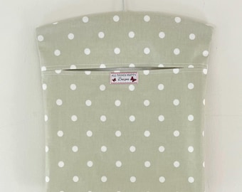 Bolsa de tela impermeable Dotty Willow para colgar ropa – Accesorio para la colada verde pálido