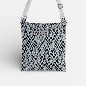 Bolso bandolera de hule con diseño de guijarros y cierre de cremallera. Color gris, vaquero o índigo.