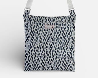 Bolso bandolera de hule con diseño de guijarros y cierre de cremallera. Color gris, vaquero o índigo.