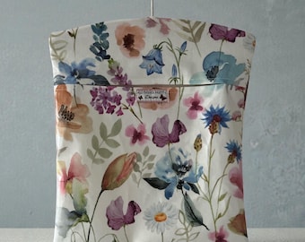 Bolsa para pinzas de ropa hecha a mano con flores: tela de hule de PVC inspirada en un jardín campestre con acuarela. Bolsa para pinzas de ropa. Fácil de limpiar.