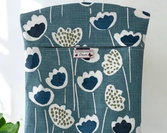 Bolsa para pinzas de ropa hecha a mano en hule: estampado floral retro escandinavo. Azul índigo. Tejido de calidad.