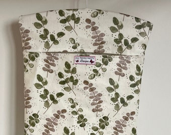 Wäscheklammerbeutel aus Wachstuch mit Eukalyptusblättern in den Farben Grün und Taupe. Wachstuchstoff. Abwischen.