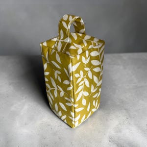 Tope de puerta con diseño de hoja en hule – Elegante accesorio para el hogar de tela en hule mate imagen 1